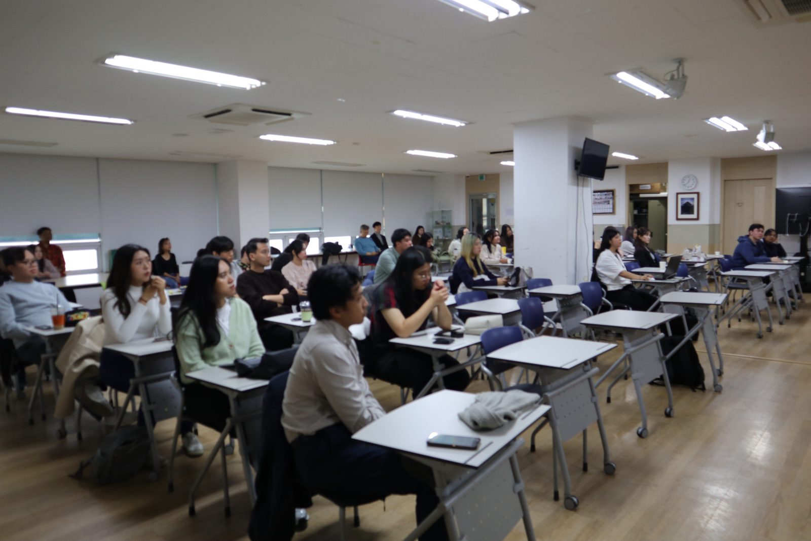 Jemaat SIS mengikuti ibadah di Vision Center 수영로교회